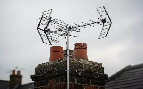 Eine auf einem Schornstein montierte Fernsehantenne vor einem bewölkten Himmel als Symbol für den terrestrischen Empfang. - Foto: über boerse-global.de