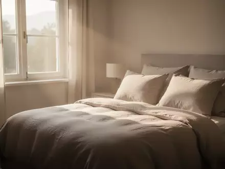 Ein sonnendurchflutetes, aufgeräumtes Schlafzimmer an einem ruhigen Sonntagmorgen, das eine Atmosphäre der Erholung vermittelt. - Foto: über boerse-global.de