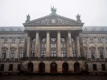 Historische Fassade eines deutschen Rathauses bei bedecktem Himmel als Symbol für kommunale Finanzpolitik. - Foto: über boerse-global.de