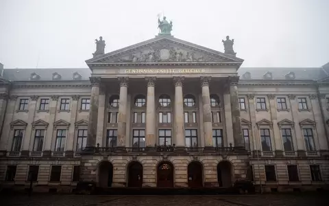 Historische Fassade eines deutschen Rathauses bei bedecktem Himmel als Symbol für kommunale Finanzpolitik. - Foto: über boerse-global.de
