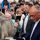 Ein Besuch an einem Wahlkampfstand in Kühlungsborn ist der Wahlkampfauftakt für Merz im Osten. - Bild: Bernd Wüstneck/dpa