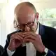 Das Fischbrötchen ließ sich der Kanzler schmecken. - Bild: Bernd Wüstneck/dpa