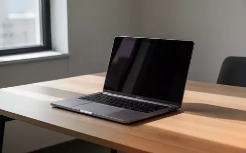 Moderner Arbeitsplatz mit einem Laptop auf einem Holztisch bei natürlichem Licht. - Foto: über boerse-global.de