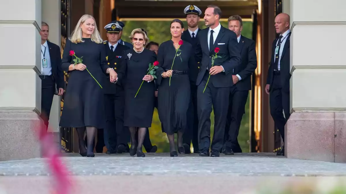 Mit roten Rosen traten Haakon und Teile seiner Familie auf den Schlossplatz.  - Bild: Cornelius Poppe/NTB/dpa