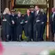 Mit roten Rosen traten Haakon und Teile seiner Familie auf den Schlossplatz.  - Bild: Cornelius Poppe/NTB/dpa