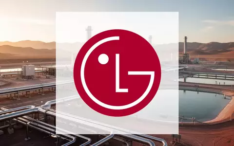Moderne Lithium-Extraktionsanlage in einer Wüstenlandschaft bei Sonnenuntergang. - Foto: über boerse-global.de