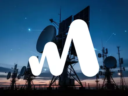 Moderne Satellitenantennen vor einem tiefblauen Abendhimmel als Symbol für globale Kommunikation und Datentechnologie. - Foto: über boerse-global.de