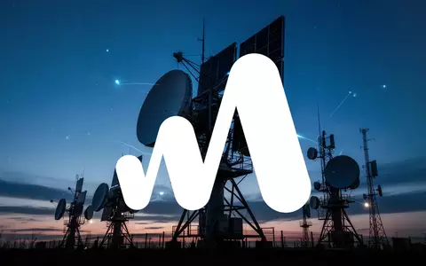 Moderne Satellitenantennen vor einem tiefblauen Abendhimmel als Symbol für globale Kommunikation und Datentechnologie. - Foto: über boerse-global.de