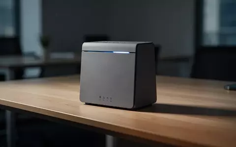 Ein moderner WLAN-Router auf einem Schreibtisch in einer dezent beleuchteten Büroumgebung. - Foto: über boerse-global.de