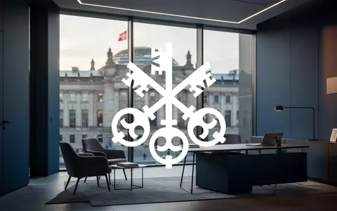 Abstraktes, professionelles Bürointerieur mit Blick auf ein Regierungsgebäude, das regulatorische Aufsicht symbolisiert. - Foto: über boerse-global.de