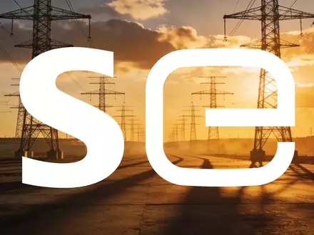 Abstrakte Darstellung einer Hochspannungsanlage bei Sonnenuntergang als Symbol für Energie und Marktunsicherheit - Foto: über boerse-global.de