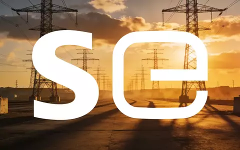Abstrakte Darstellung einer Hochspannungsanlage bei Sonnenuntergang als Symbol für Energie und Marktunsicherheit - Foto: über boerse-global.de