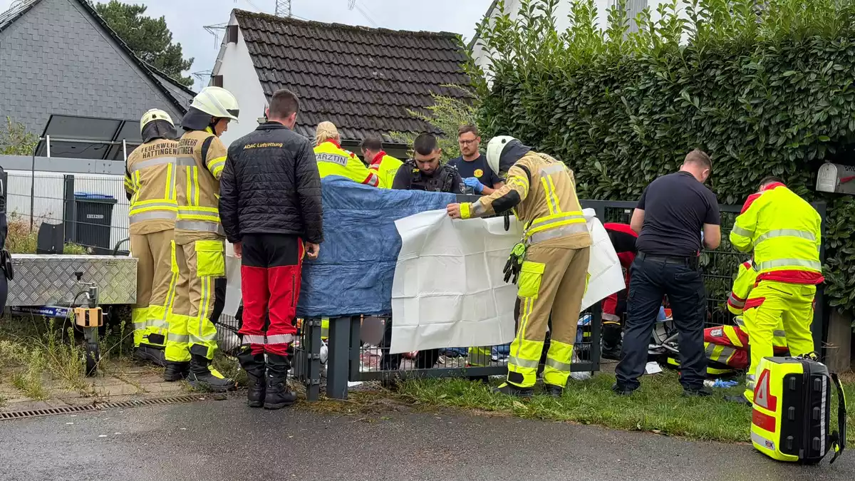 Die Mordkommission ermittelt nach Fund eines Schwerverletzten. - Bild: Justin Brosch/dpa