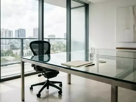 Ein minimalistisches, modernes Büro mit einem leeren Schreibtisch und einem ergonomischen Stuhl in hellem Tageslicht. - Foto: über boerse-global.de