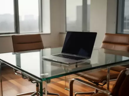 Ein minimalistisches Anwaltsbüro mit modernem Schreibtisch und Laptop in einer hellen, professionellen Arbeitsumgebung. - Foto: über boerse-global.de