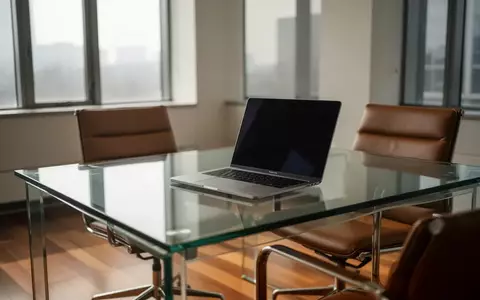 Ein minimalistisches Anwaltsbüro mit modernem Schreibtisch und Laptop in einer hellen, professionellen Arbeitsumgebung. - Foto: über boerse-global.de