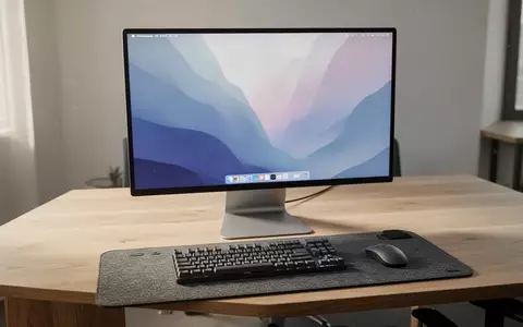 Ein moderner, aufgeräumter Arbeitsplatz mit einem Computerbildschirm, einer mechanischen Tastatur und einer Maus auf einem Schreibtisch aus Eichenholz. - Foto: über boerse-global.de