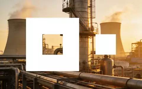Moderne Industrieanlagen und Chemiekomplex bei Sonnenaufgang als Symbol für industrielle Stabilität. - Foto: über boerse-global.de
