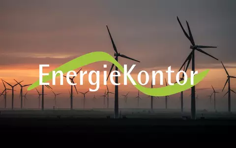 Moderne Windkraftanlagen in einer minimalistischen Industrielandschaft bei Dämmerung - Foto: über boerse-global.de