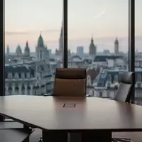 Moderner, leerer Konferenzraum in einem Bürogebäude mit Blick auf eine Stadt bei Dämmerung. - Foto: über boerse-global.de