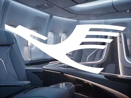 Modernes, luxuriöses Flugzeugkabinen-Interieur in blauer atmosphärischer Beleuchtung als Symbol für die Luftfahrtbranche. - Foto: über boerse-global.de