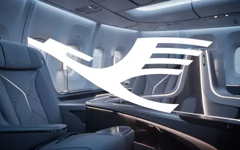 Modernes, luxuriöses Flugzeugkabinen-Interieur in blauer atmosphärischer Beleuchtung als Symbol für die Luftfahrtbranche. - Foto: über boerse-global.de