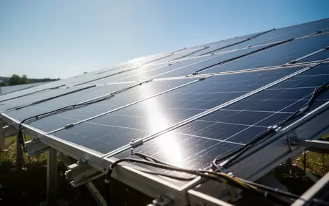 Großes Wasserstoff-Solarmodul in einer Außenanlage bei natürlichem Tageslicht. - Foto: über boerse-global.de