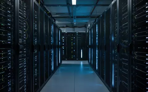 Reihen von modernen Server-Racks in einem Rechenzentrum mit bläulicher Beleuchtung. - Foto: über boerse-global.de