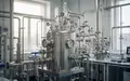 Industrieller Bioreaktor in einem hellen Labor zur Kunststoffverwertung. - Foto: über boerse-global.de