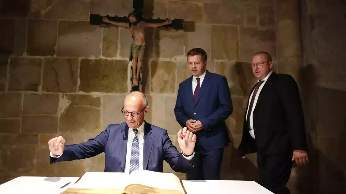 In Quedlinburg trägt Merz sich ins Goldene Buch der Stadt ein. - Bild: Kay Nietfeld/dpa-Pool/dpa