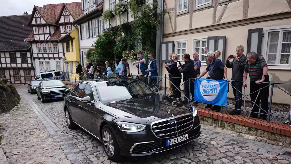 An einer Gruppe Demonstranten empfängt Merz in Quedlinburg. - Bild: Kay Nietfeld/dpa