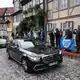An einer Gruppe Demonstranten empfängt Merz in Quedlinburg. - Bild: Kay Nietfeld/dpa