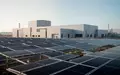 Moderne Solaranlage auf dem Dach eines Industriebetriebs bei Tageslicht. - Foto: über boerse-global.de