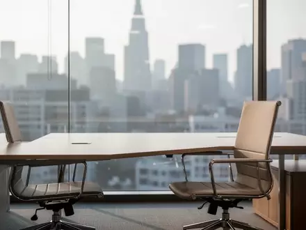 Ein leerer, moderner Büroarbeitsplatz mit einem Schreibtisch und einem Bürostuhl vor einem großen Fenster. - Foto: über boerse-global.de