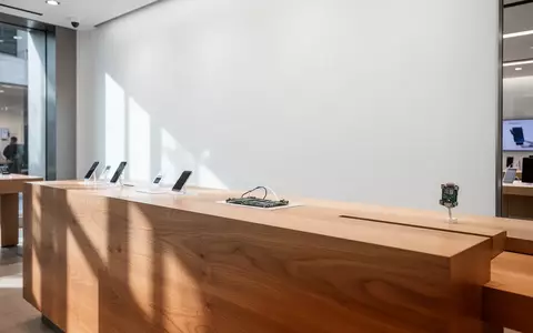 Ein minimalistischer, leerer Kundenservice-Tresen in einem modernen Elektronikgeschäft bei hellem Tageslicht. - Foto: über boerse-global.de