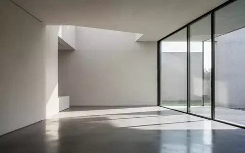 Minimalistisches, modernes Architekturinterieur mit klaren Linien und natürlichem Lichteinfall. - Foto: über boerse-global.de