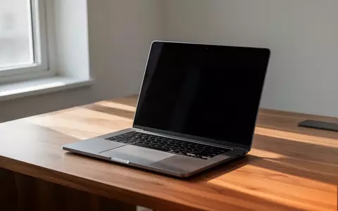 Ein moderner, minimalistischer Arbeitsplatz mit einem Laptop mit dunklem Bildschirm auf einem Eichenschreibtisch. - Foto: über boerse-global.de