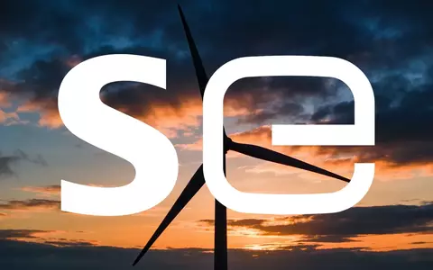 Moderne Windkraftanlage vor einem dramatischen Sonnenuntergang als Symbol für den Energiesektor. - Foto: über boerse-global.de