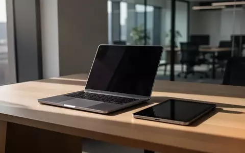 Ein moderner, aufgeräumter Arbeitsplatz mit einem Laptop und einem Tablet auf einem Holztisch bei natürlichem Licht. - Foto: über boerse-global.de