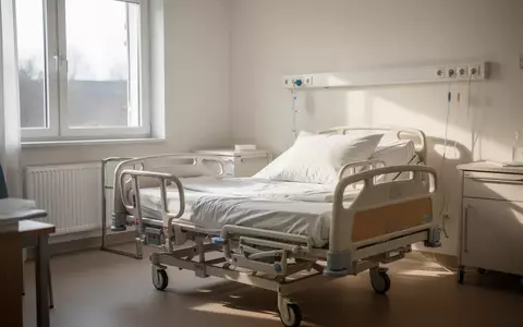 Ein leeres, ordentlich gemachtes Pflegebett in einem sonnendurchfluteten Zimmer einer modernen Pflegeeinrichtung. - Foto: über boerse-global.de