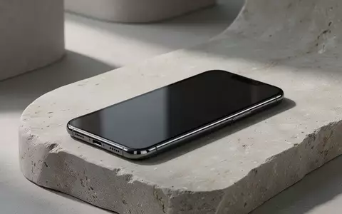 Modernes Smartphone mit elegantem Design auf einer minimalistischen Steinoberfläche bei Tageslicht. - Foto: über boerse-global.de