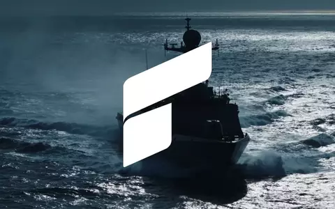 Silhouette eines modernen Marineschiffs in stürmischer See bei Dämmerung, symbolisiert industrielle Unsicherheit. - Foto: über boerse-global.de
