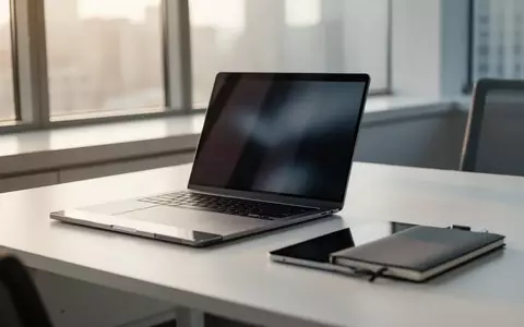Ein moderner, minimalistischer Arbeitsplatz mit Laptop und Tablet in natürlichem Licht. - Foto: über boerse-global.de