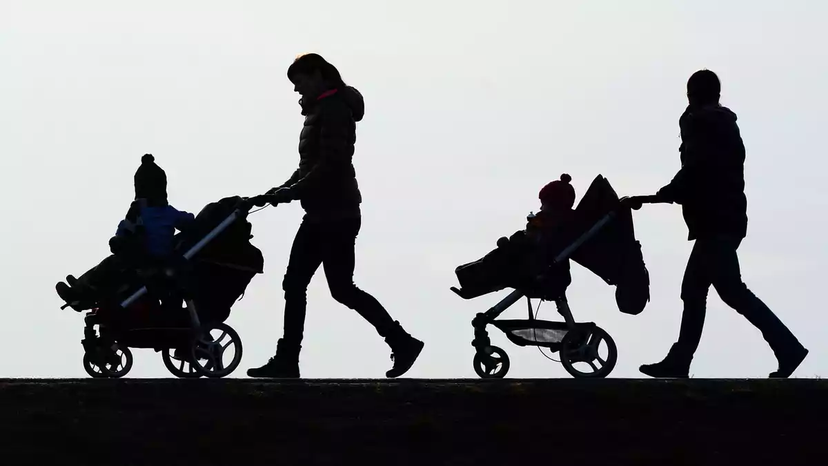 Nach einer Forsa-Umfrage für Save the Children haben viele Eltern finanzielle Sorgen. (Symbolbild) - Bild: Felix Kästle/dpa