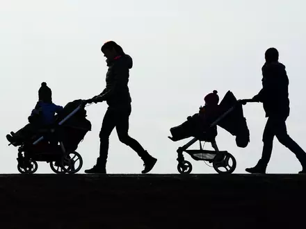 Nach einer Forsa-Umfrage für Save the Children haben viele Eltern finanzielle Sorgen. (Symbolbild) - Foto: Felix Kästle/dpa