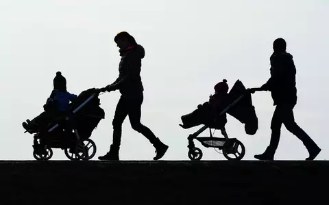 Nach einer Forsa-Umfrage für Save the Children haben viele Eltern finanzielle Sorgen. (Symbolbild) - Foto: Felix Kästle/dpa
