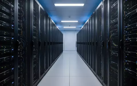 Moderne Serverräume in einem Rechenzentrum mit leeren Server-Racks in einer kühlen, technologischen Umgebung. - Foto: über boerse-global.de