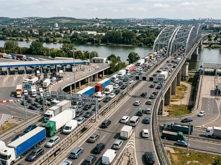 Eine stark befahrene Grenzbrücke zwischen Brasilien und Paraguay bei Tageslicht. - Foto: über boerse-global.de