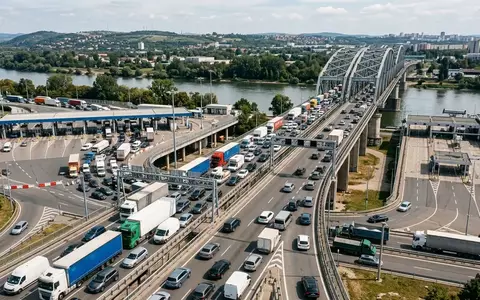 Eine stark befahrene Grenzbrücke zwischen Brasilien und Paraguay bei Tageslicht. - Foto: über boerse-global.de