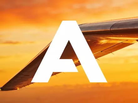 Silhouette eines modernen Verkehrsflugzeugs bei Sonnenuntergang als Symbol für die Luftfahrtindustrie. - Foto: über boerse-global.de